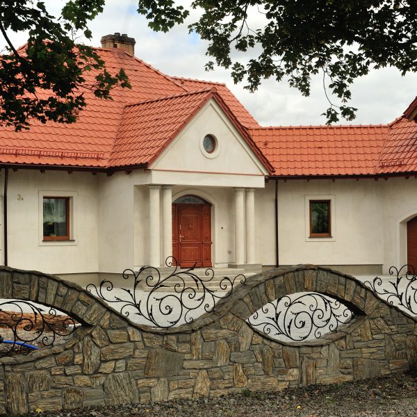 Realizacja z dachówką Wienerberger Alegra 9 czerwona angoba, nadającą budynkowi tradycyjny wygląd.